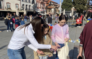 Градскиот плоштад вчера беше полн со музика, насмевки и стотици граѓани кои се вклучија во pop-up настанот „Чисто е убаво – Охрид селектира“!