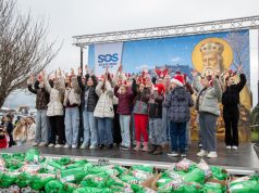 Поделени преку 3500 новогодишни пакетчиња на деца Охриѓанчиња